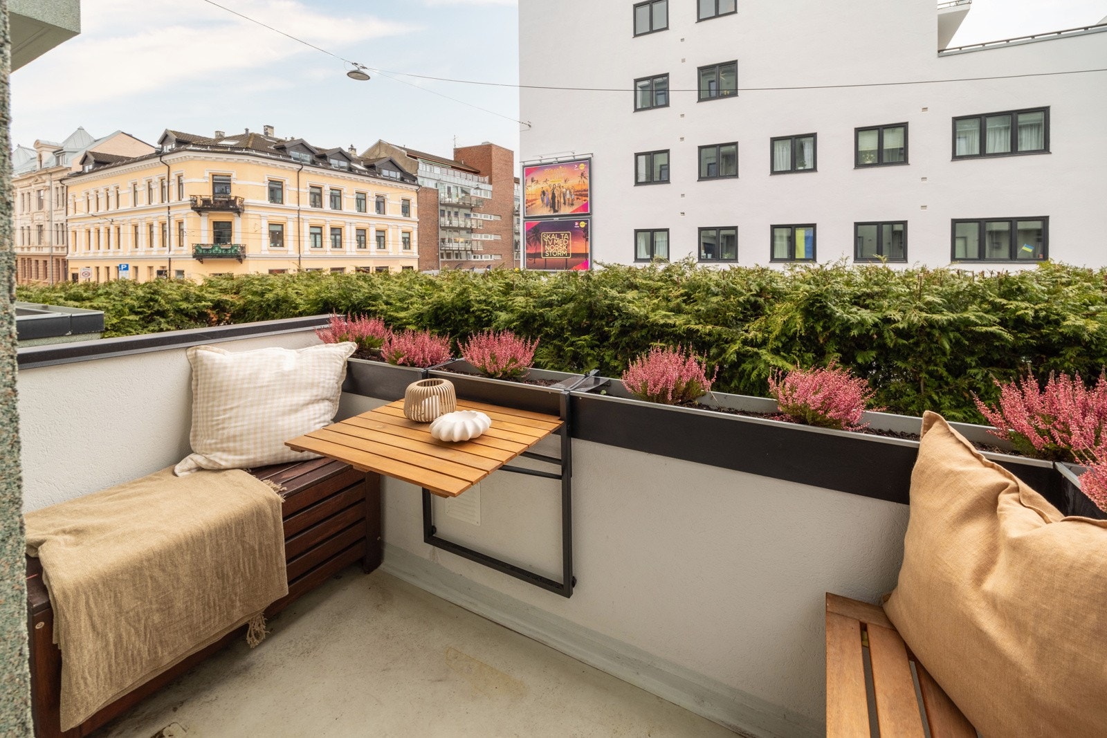 Utgang fra stue til solrik balkong på 2 kvm. Galleribilde