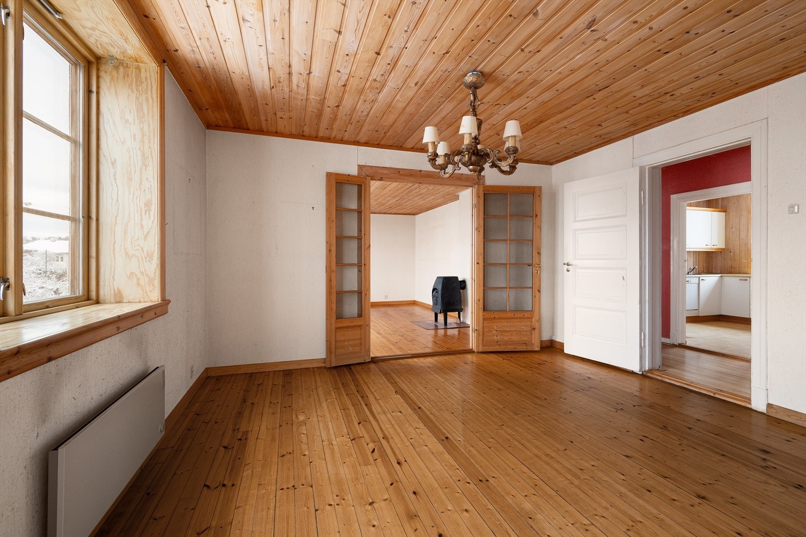 Store vindusflater som gir godt med lysinnslipp Galleribilde