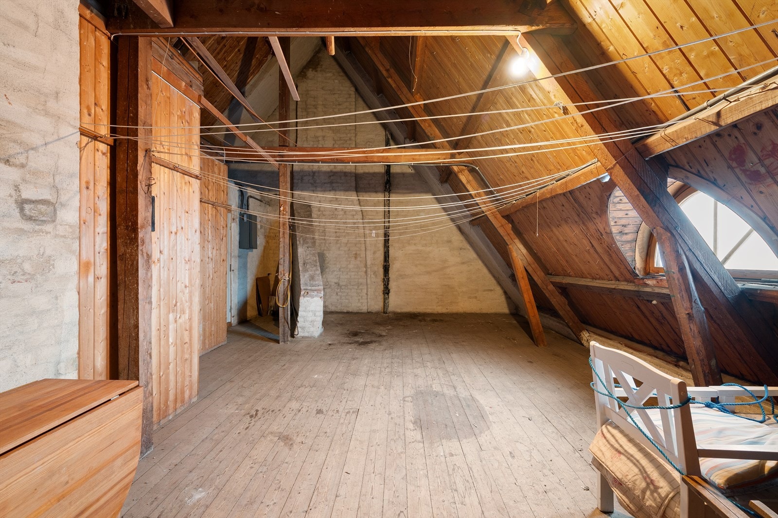 Flere andre i borettslaget har bygget ut loftsetasjen og gjort den til en del av hovedboligen, noe som kan være en mulighet for denne leiligheten Galleribilde