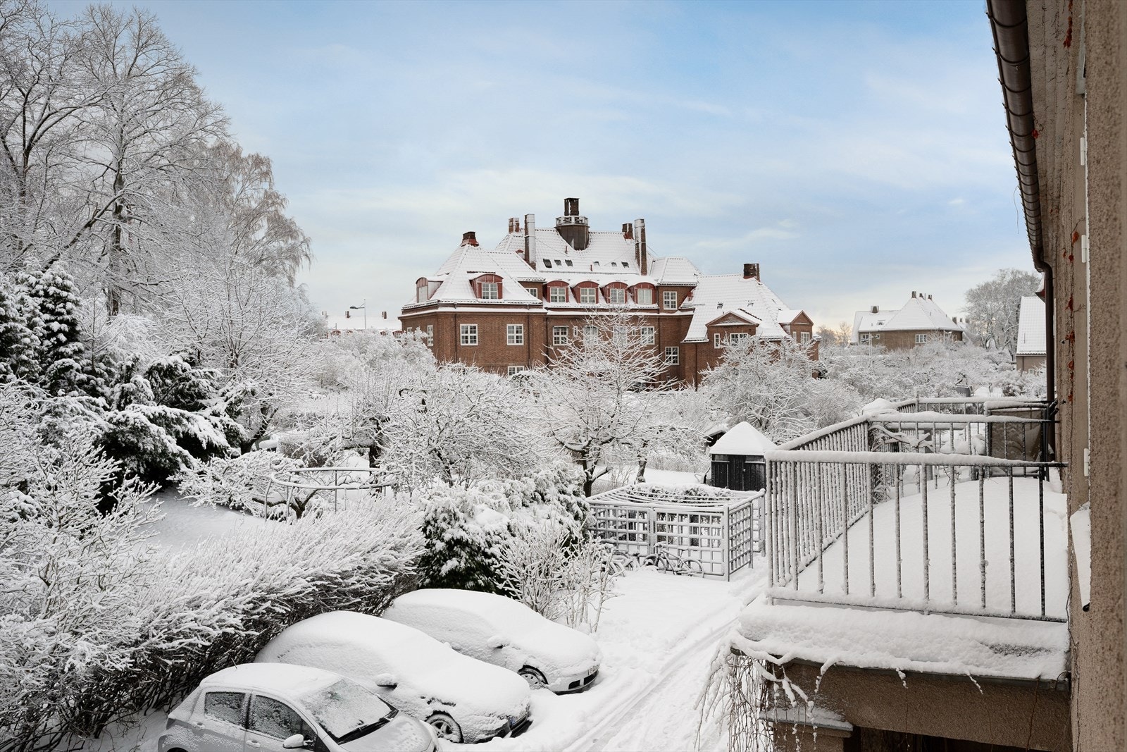 Leiligheten har to balkonger, hvorav én med utsikt over Damplass Galleribilde