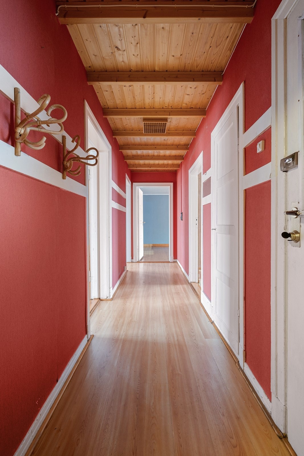 Romslig entré/gang med god plass til å henge fra seg yttertøy Galleribilde