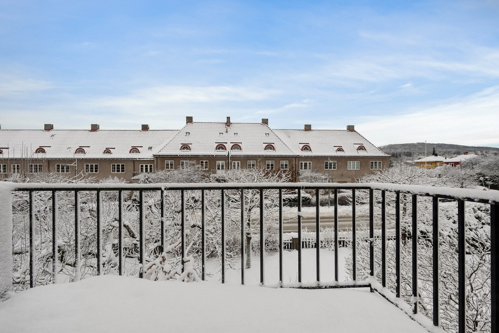 En nordvestvendt veranda i betongkonstruksjon på ca. 4 m² med adkomst fra spisestuen, som vender ut mot Sognsveien Galleribilde