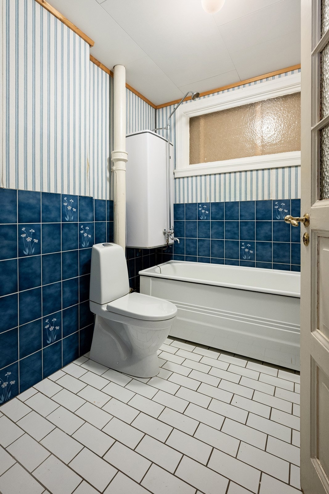 Grunnet badets alder og forventet levetid må oppussing med nytt vanntett sjikt (membran) påregnes innen nær fremtid Galleribilde