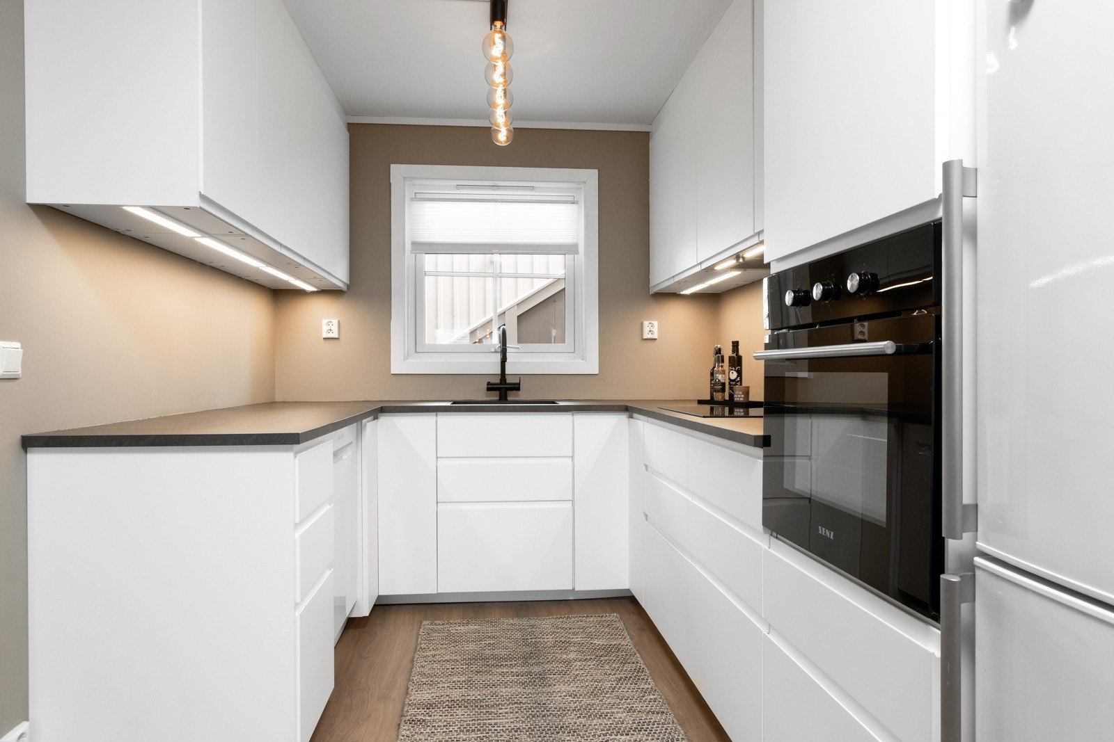 Det er vindu over endebenken, lyslister over de to andre sidene og lampe i taket, noe som gjør arbeidsonen ekstra lys og trivelig. Galleribilde