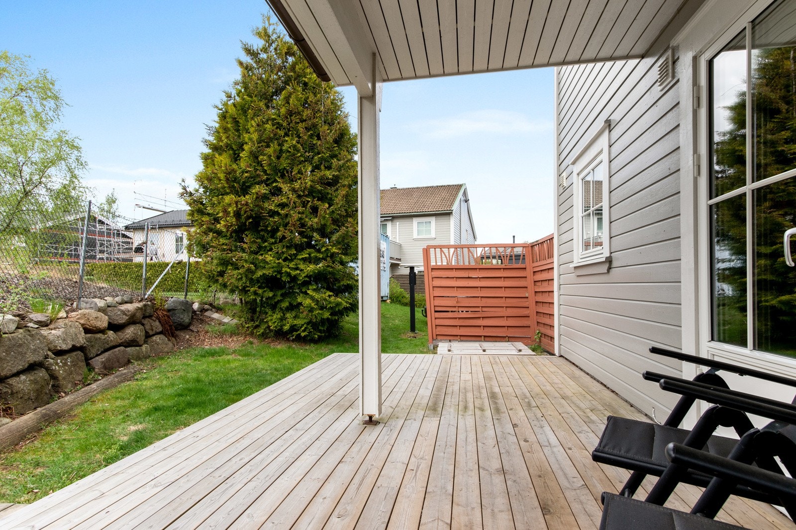 Det er dekke av terrassebord, levegg mot nabo og den er dels overbygget. Galleribilde