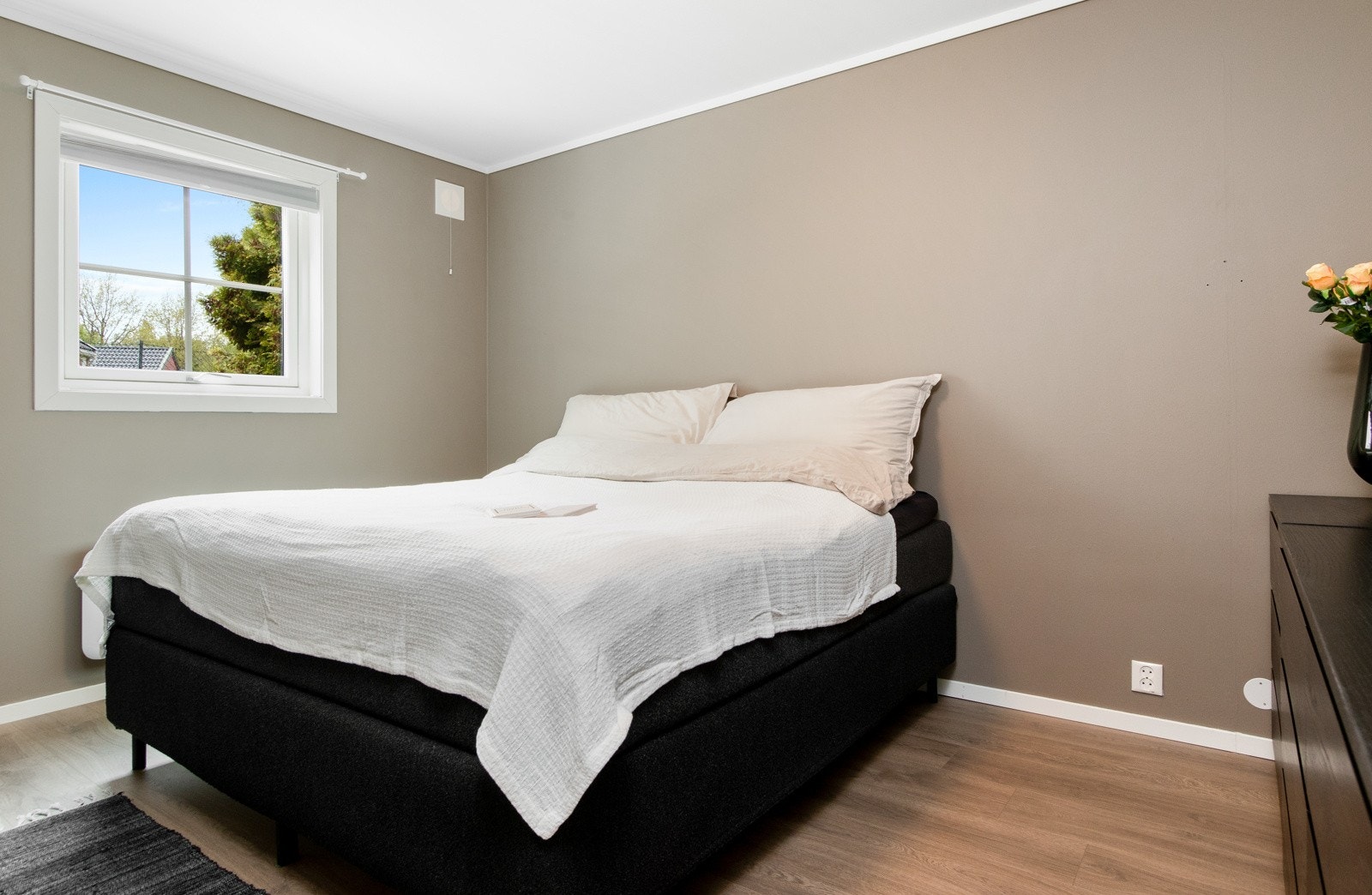 Leiligheten har to gode soverom, malt i en lun og god farge. Galleribilde