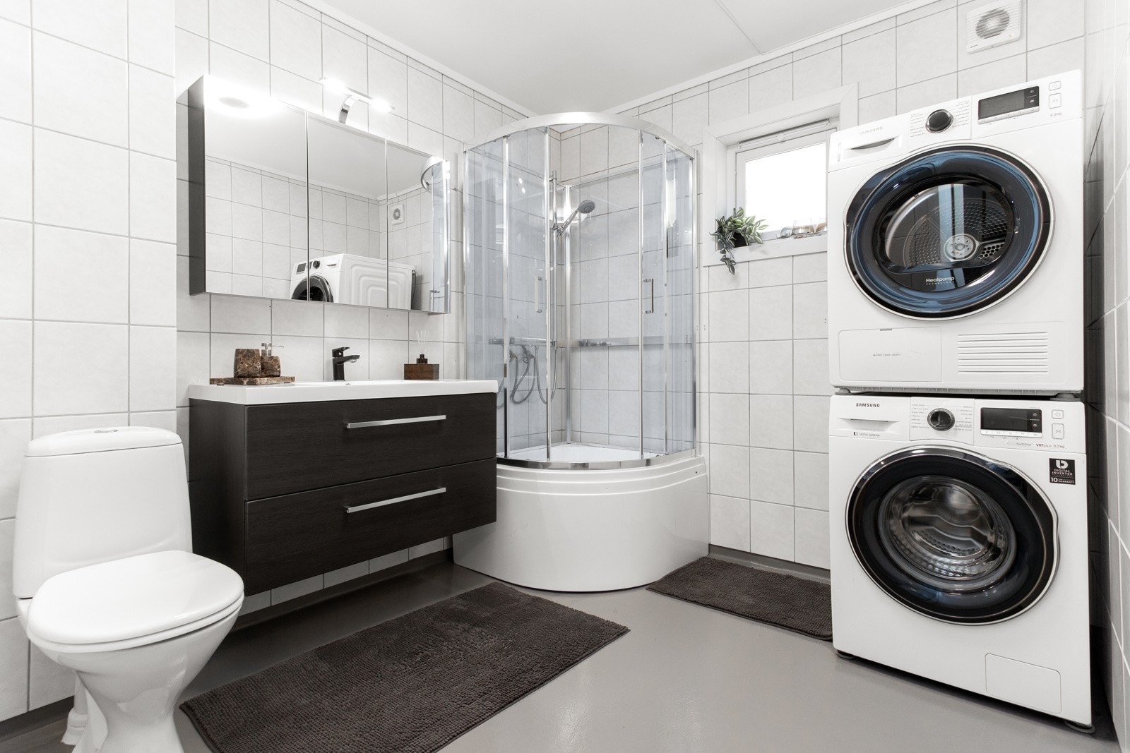 Badet er pent oppgradert med ny innredning i 2021, videre er det hvite fliser på veggene, gulvvarme,og et lite vindu. Galleribilde