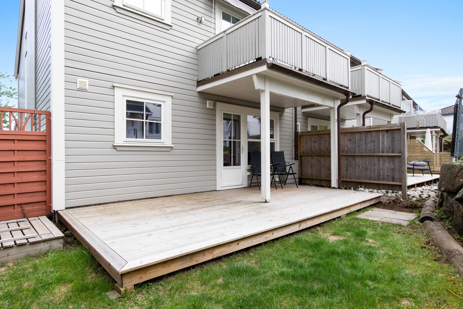 Terrassen er på ca. 18 kvm og har god plass til møbler, slik at sommerdagene kan nytes til det fulle. Galleribilde