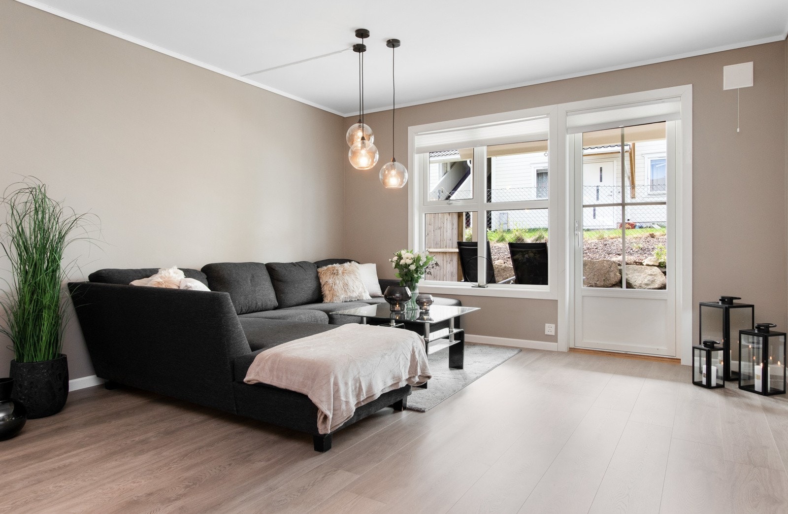 En lekker leilighet i første etasje med privat inngang og gjennomgående planløsning. Galleribilde