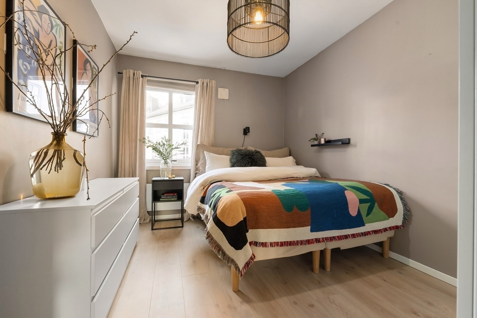 Soverommet er av god størrelse med plass til dobbeltseng, nattbord, garderobeløsning og annet ønskelig møblement Galleribilde