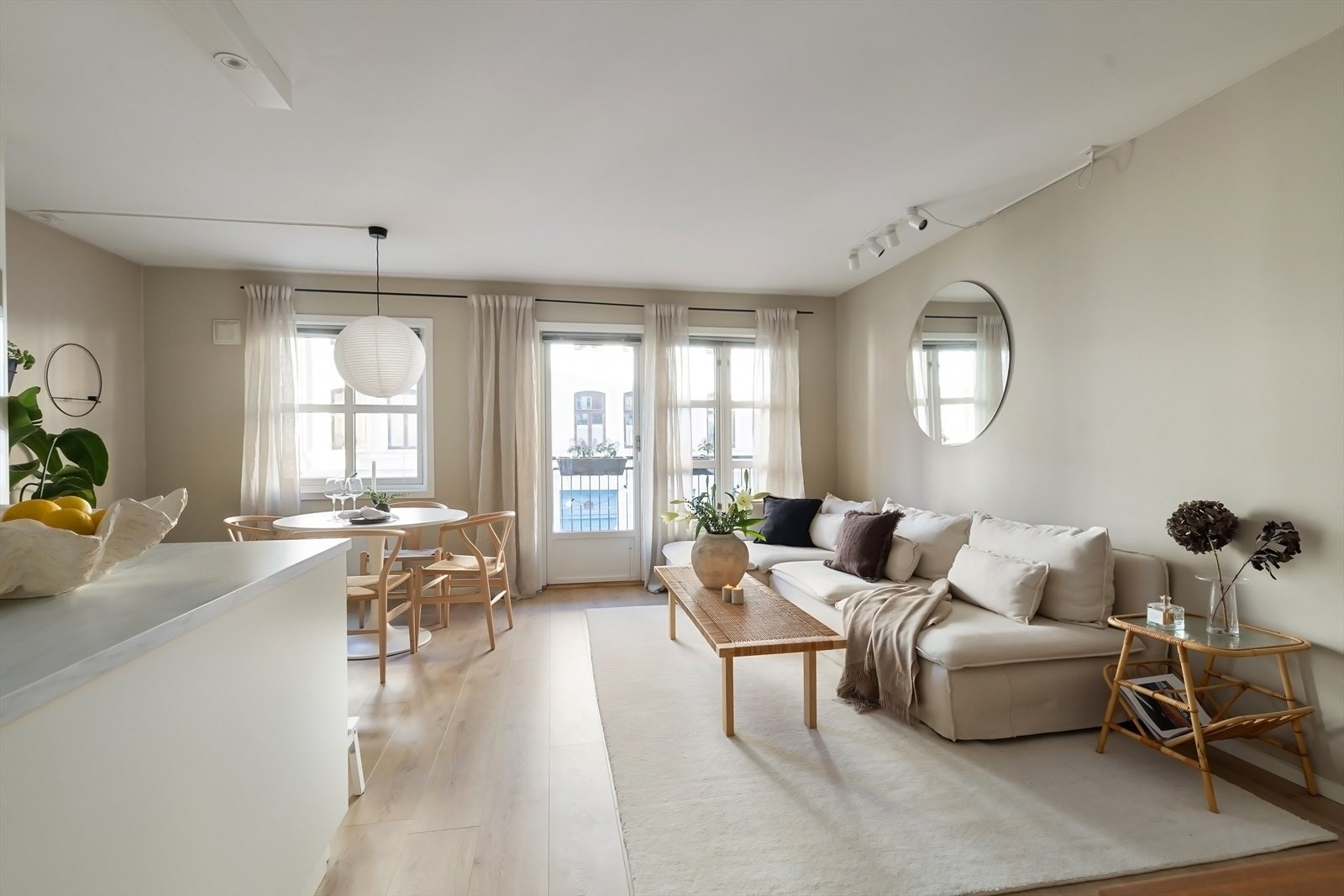 Fin, åpen løsning mellom stue og kjøkken Galleribilde