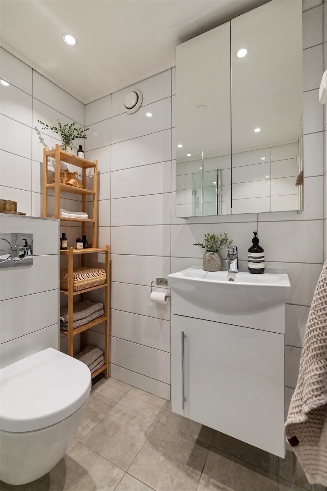 Veggmontert toalett fra Villeroy og flush knapp fra Geobrit, opplegg for vaskemaskin. Galleribilde