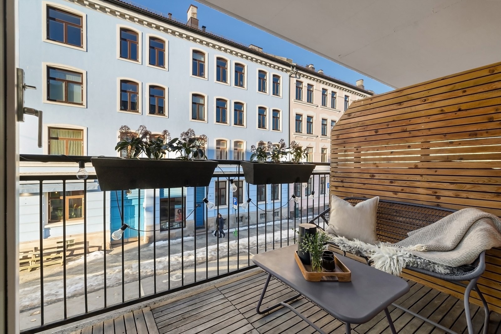 Koselig balkong med god plass til sittegruppe og annet ønskelig møblement Galleribilde