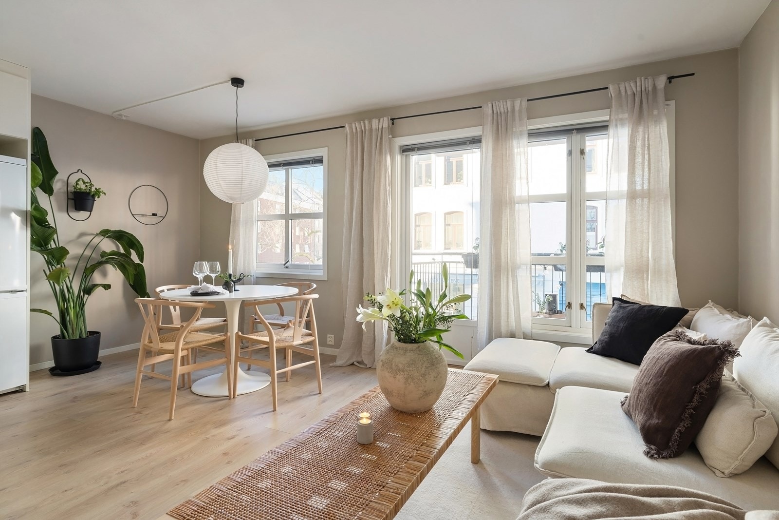 Gjennomgående store vindusflater som slipper inn rikelig med naturlig lys og gir en luftig romfølelse Galleribilde