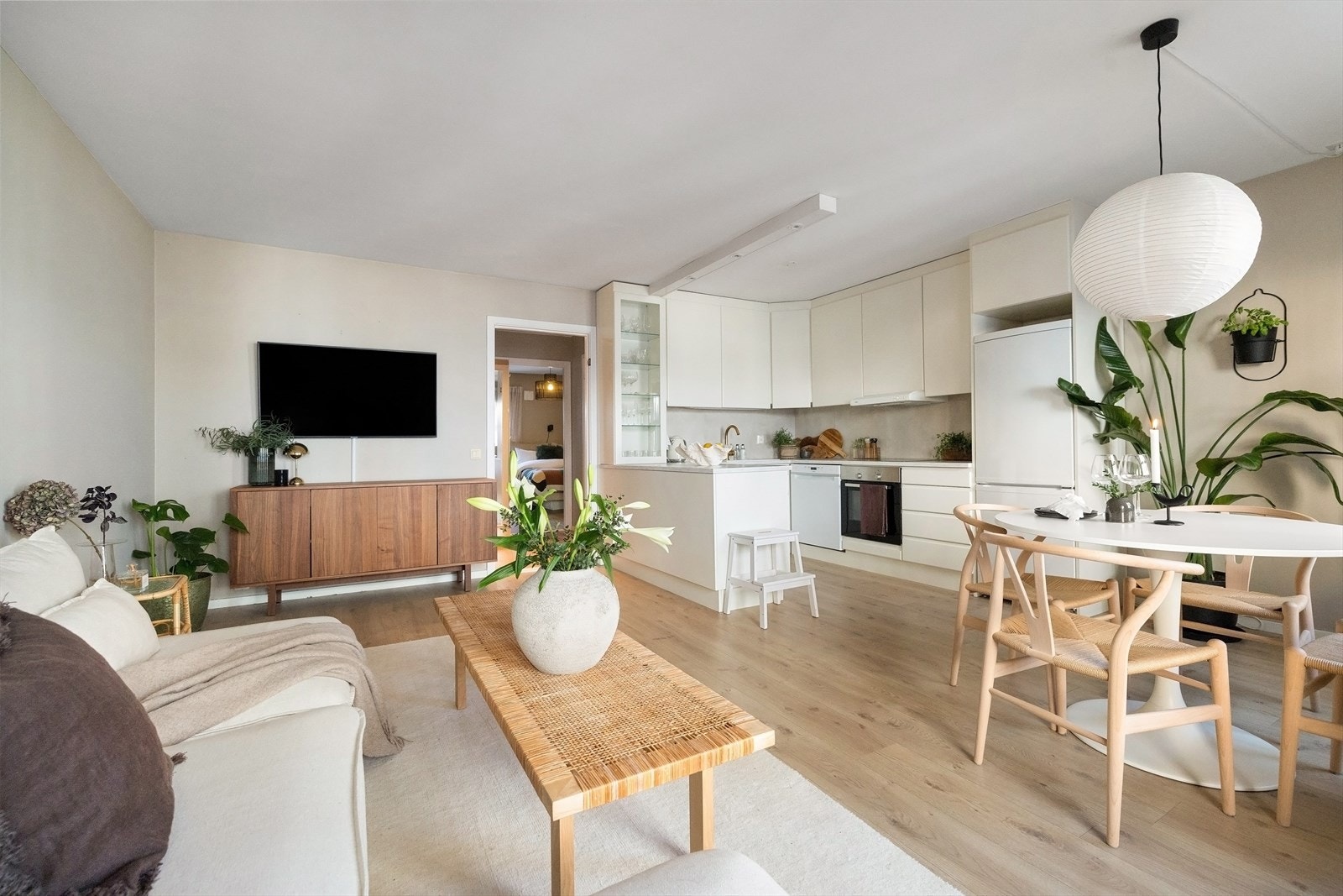 Stilrent og praktisk kjøkken fra 2016 med integrert komfyr, frittstående kjøl/fryseskap og oppvaskmaskin. Galleribilde