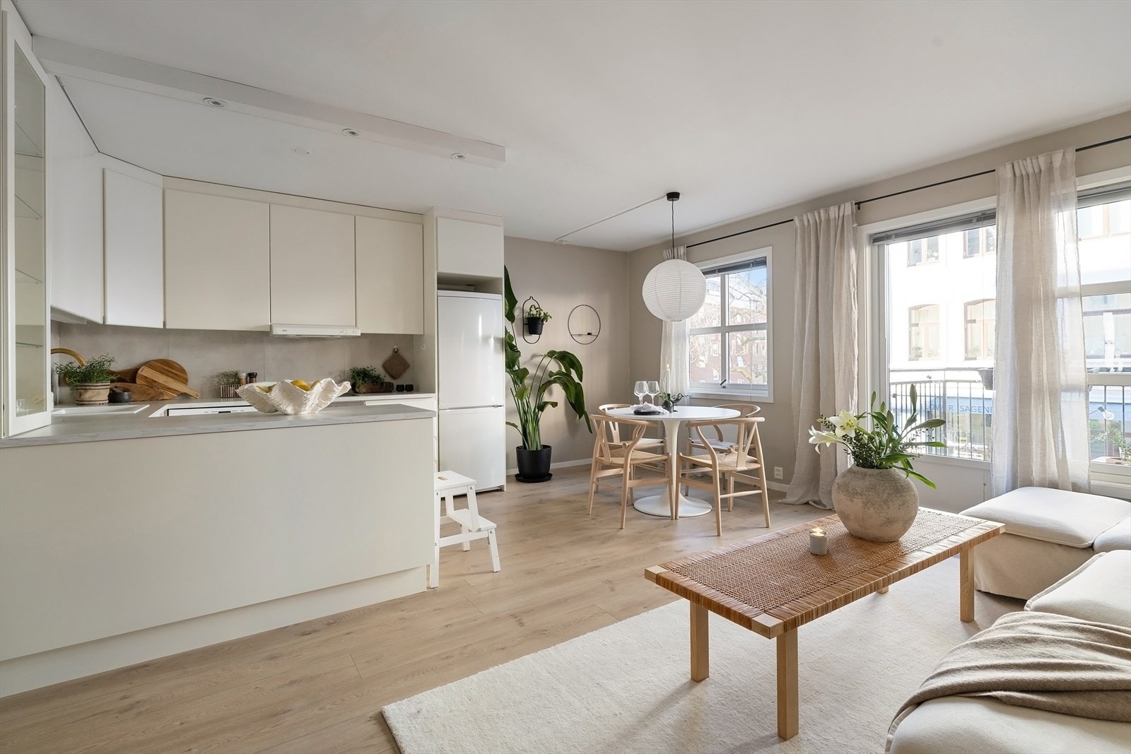 I tilknytning til kjøkkenet er det god plass til et større spisebord Galleribilde