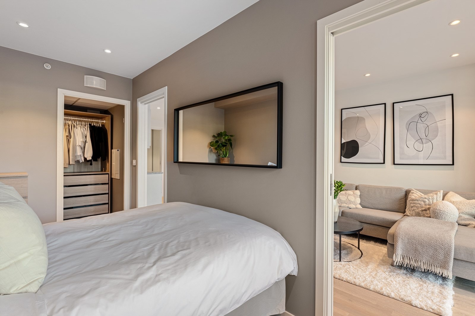 - Fra soverommet er det tilkomst til eget walk in closet - Galleribilde
