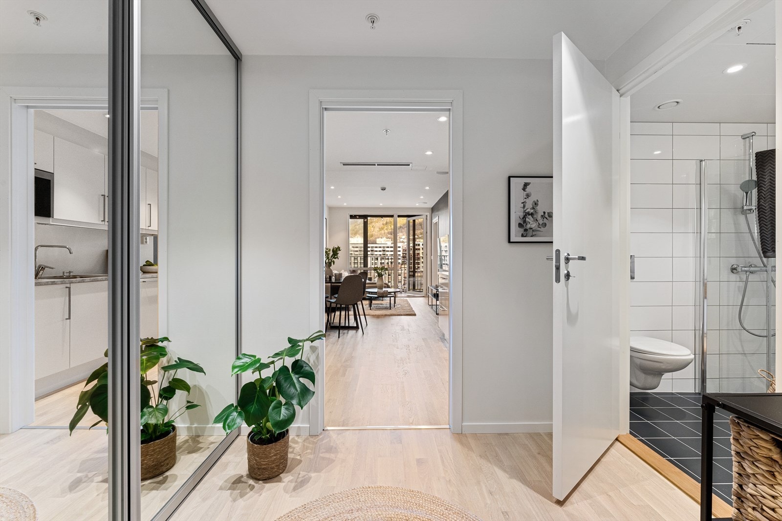 - Via en lys og romslig entrè på 4,9 m² er det tilkomst til baderommet - Galleribilde