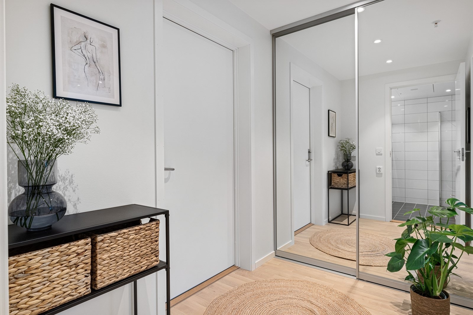 - Skyvedørsgarderobe i entréen gir god plass til å henge fra seg yttertøy og øvrig oppbevaring - Galleribilde