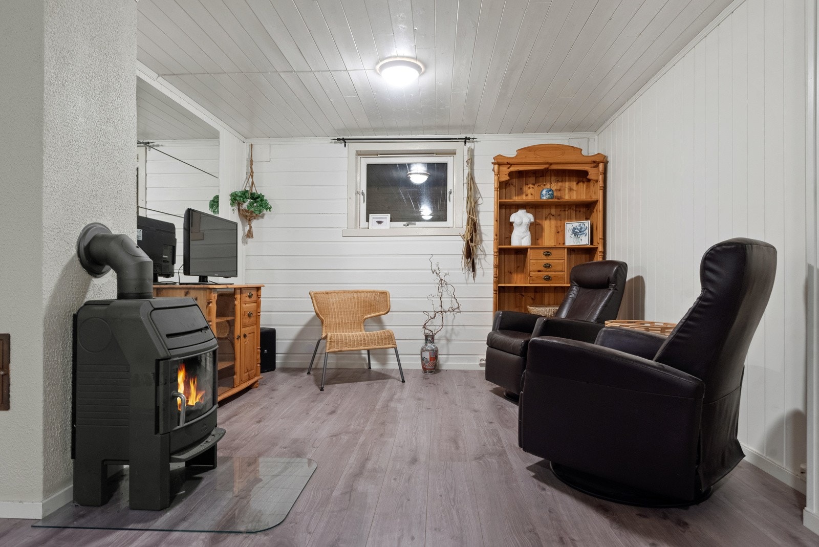 Romslig kjellerstue på 23m² med vedfyring. Ellers god lagringsplass i 2 stk. boder i kjelleretasjen. Galleribilde
