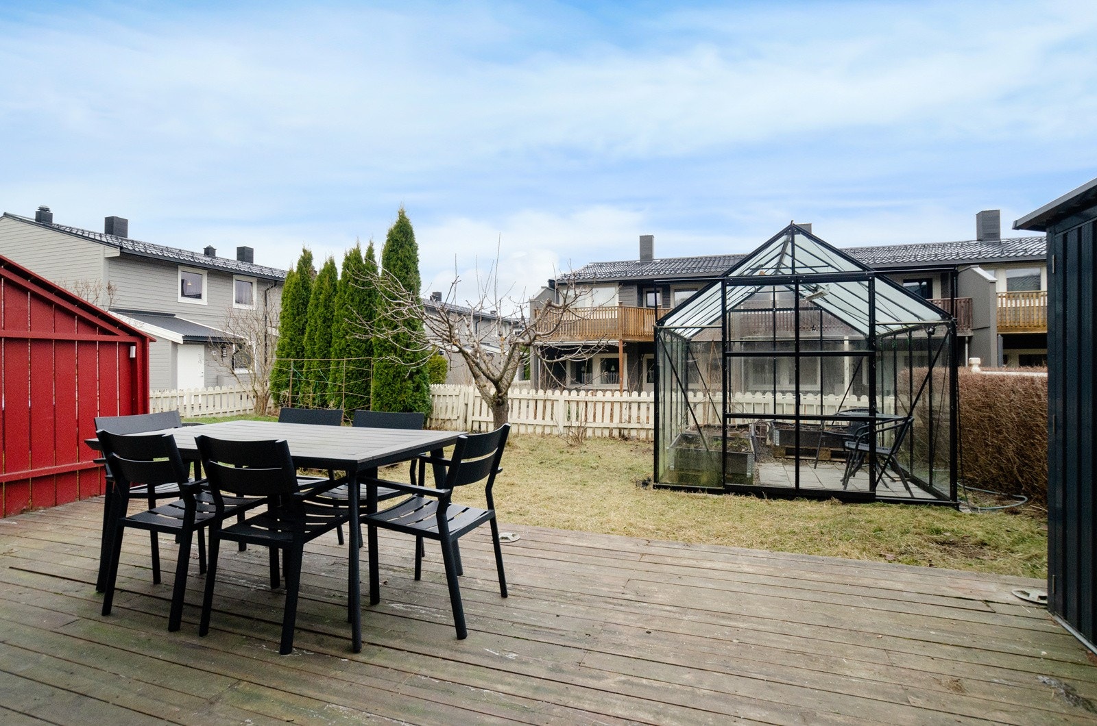 Utgang til markterrasse og egen hage fra stuen. Galleribilde