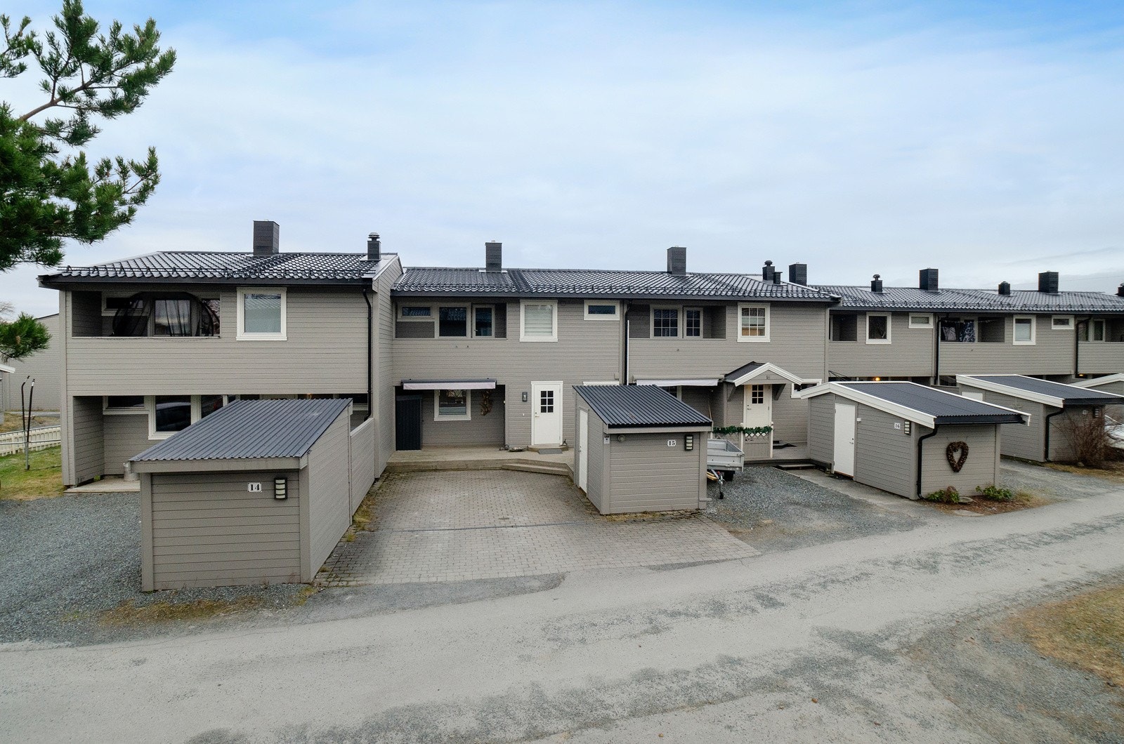 En av få rekkehus med parkeringsmulighet på "egen" eiendom. Steinbelagt gårsplass og utvendig bod. Galleribilde