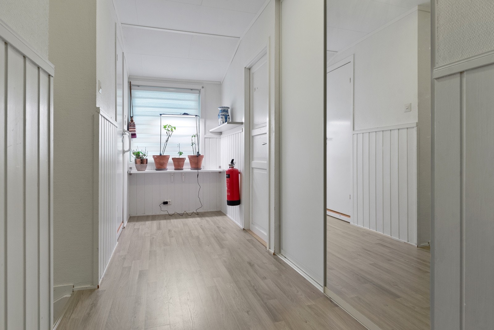 Montert skyvedørsgarderobe i gang/trapperom 2. etasje. Galleribilde