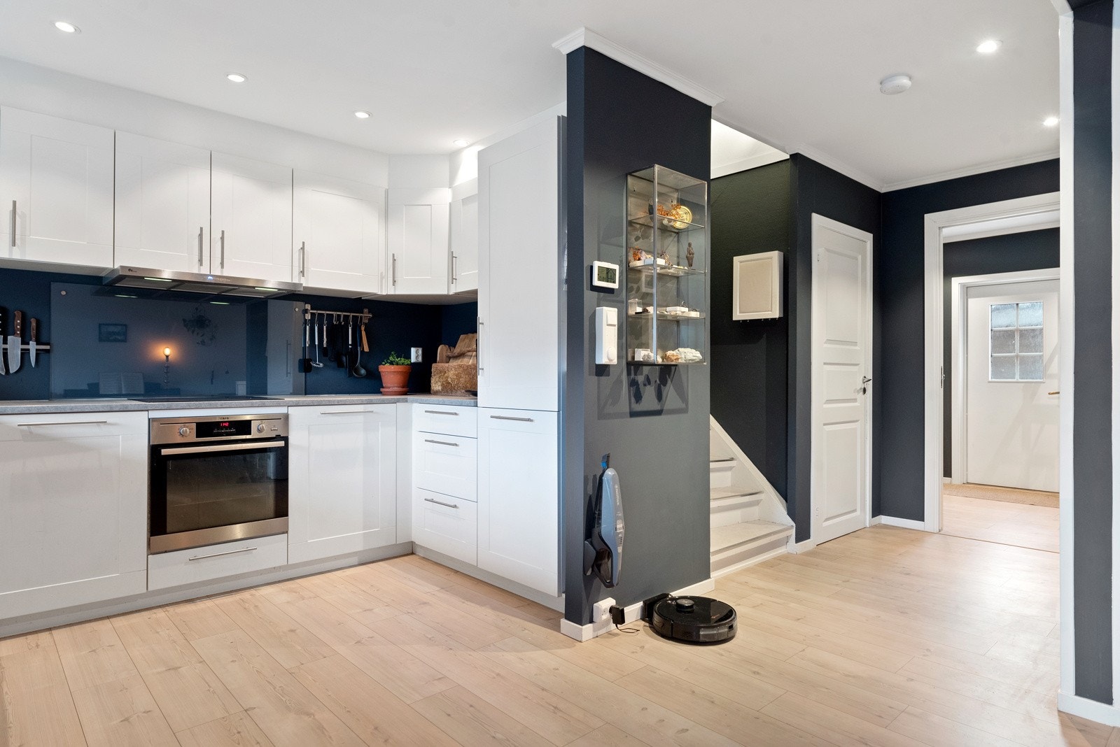 Hovedetasjen inneholder entrè/gang, toalettrom, kjøkken, stue og spisestue. Galleribilde