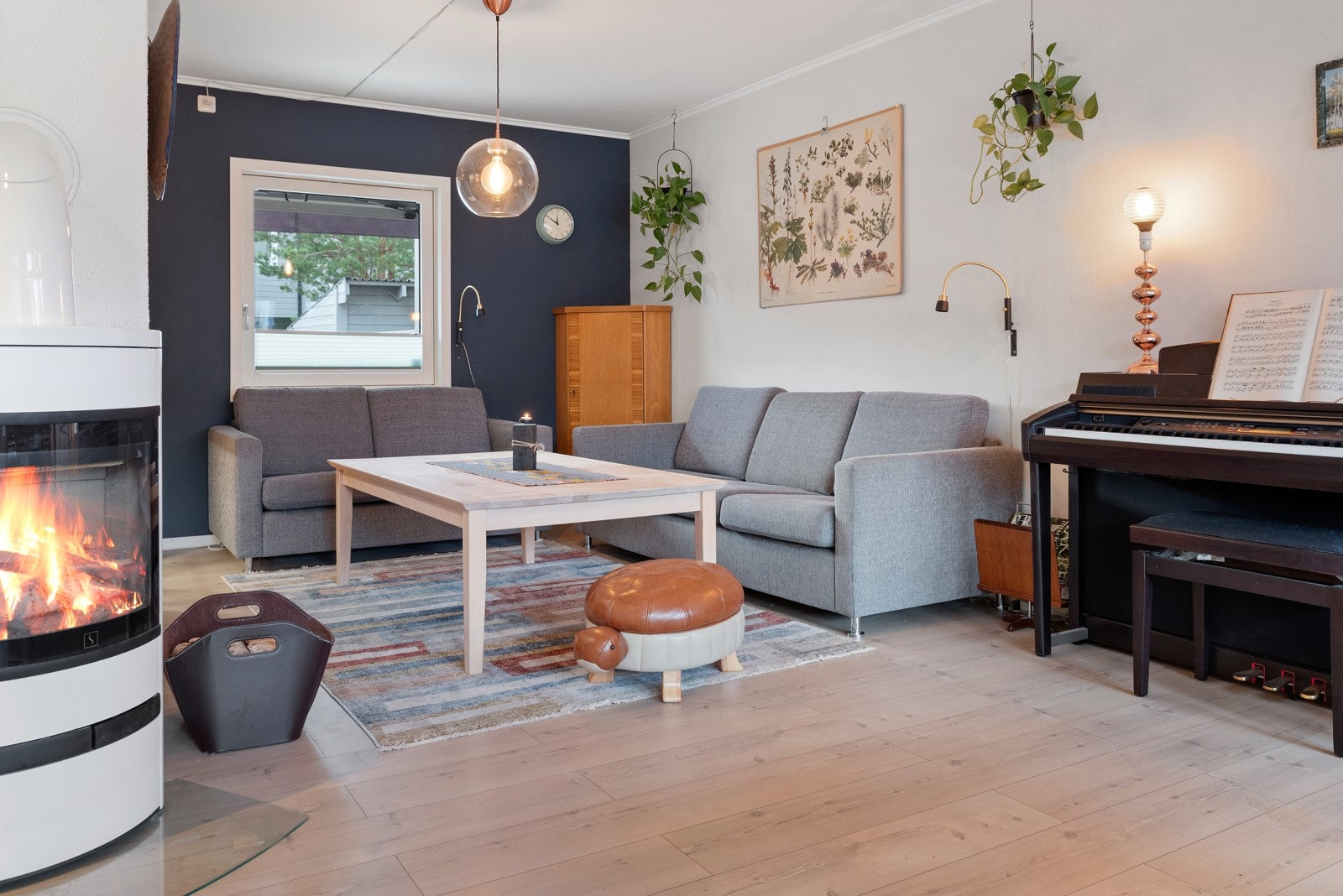 Velkommen til Trøa 15 - et innbydende og romslig rekkehus med barnevennlig beliggenhet i Vinne. Galleribilde