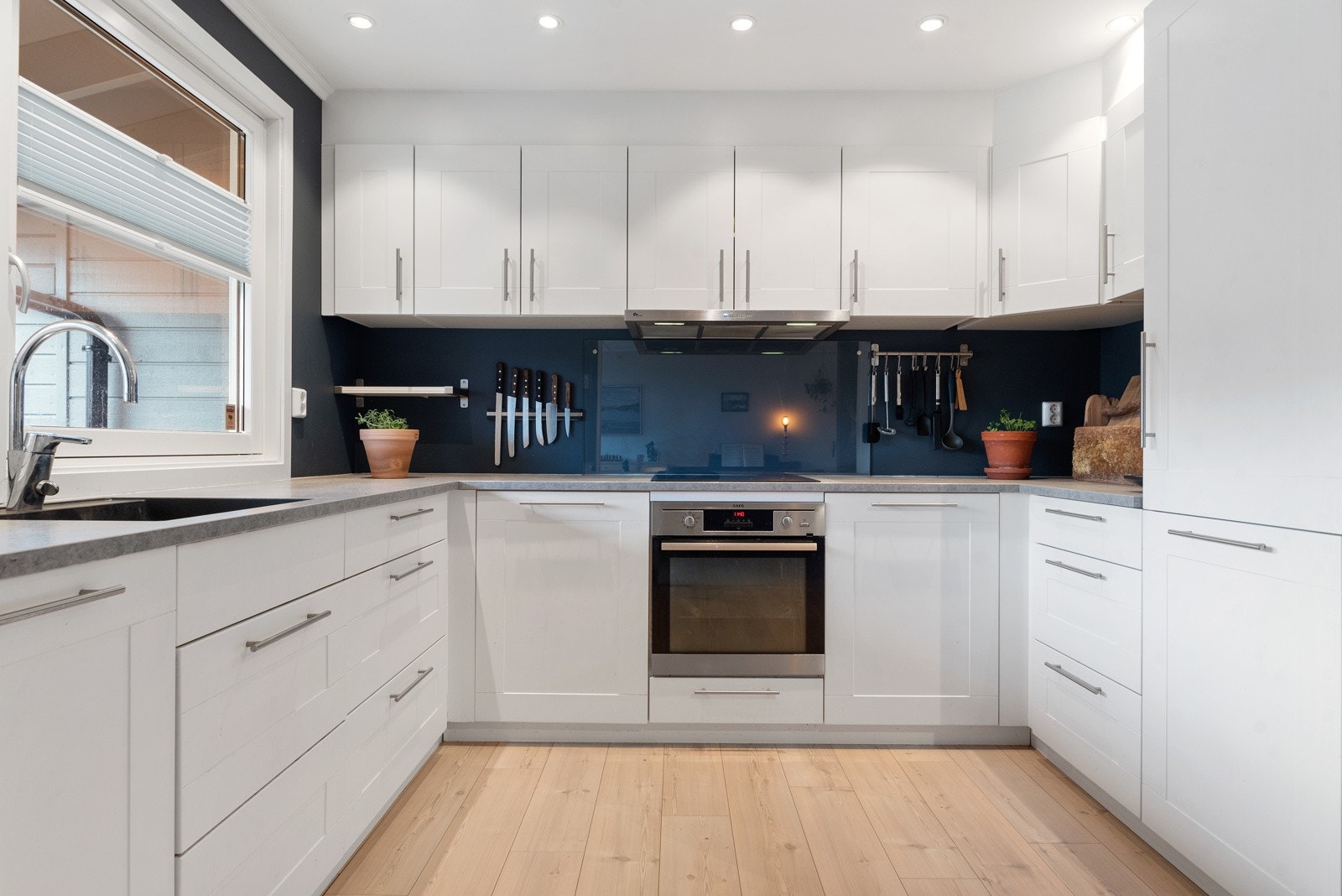 Meget god skap- og benkeplass. Nytt i 2016. Galleribilde