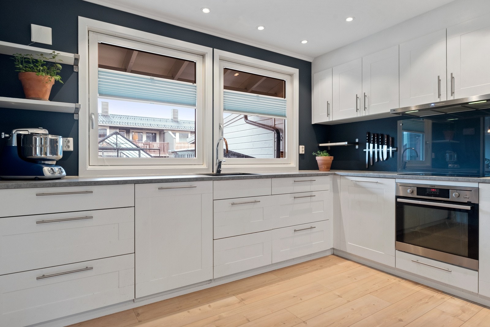 Lekkert kjøkken med integrerte hvitevarer som medfølger i handelen. Galleribilde