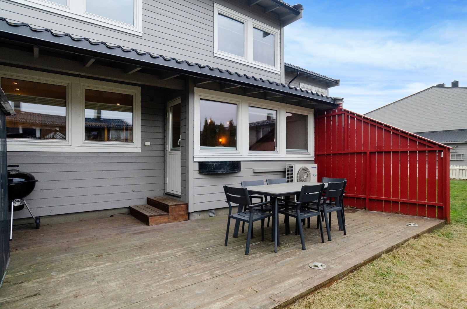 Boligene er nylig malt utvendig (rød skillevegg mot nabo skal rives og erstattes med ny i regi av borettslaget). Galleribilde