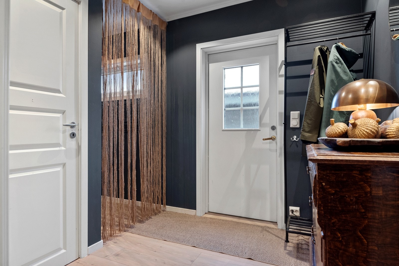 Hyggelig entrè/vindfang, adskilt med skyvedør til gang/kjøkken. Galleribilde
