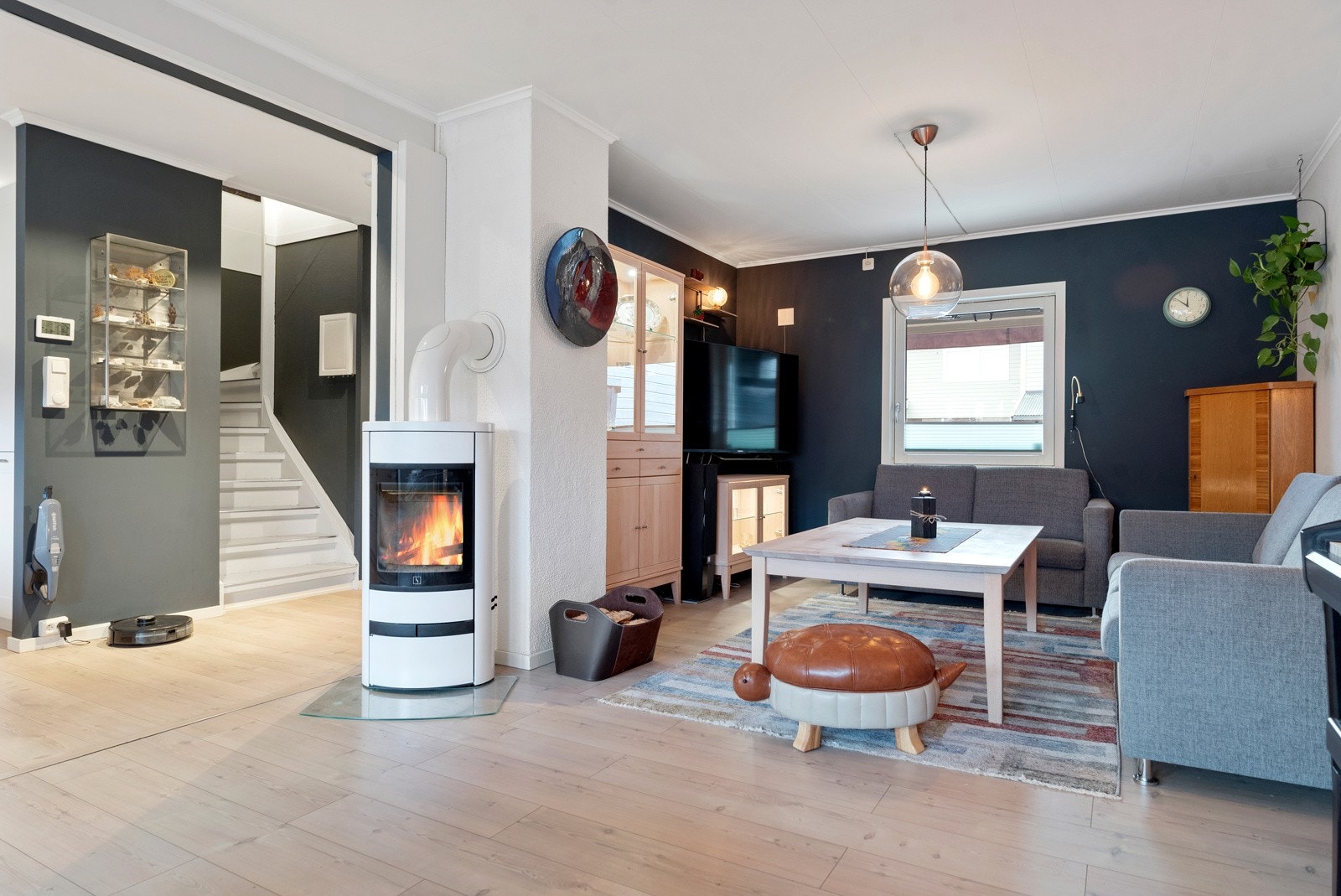 Lys og delvis åpen stue/kjøkken-løsning oppusset i 2016. Galleribilde