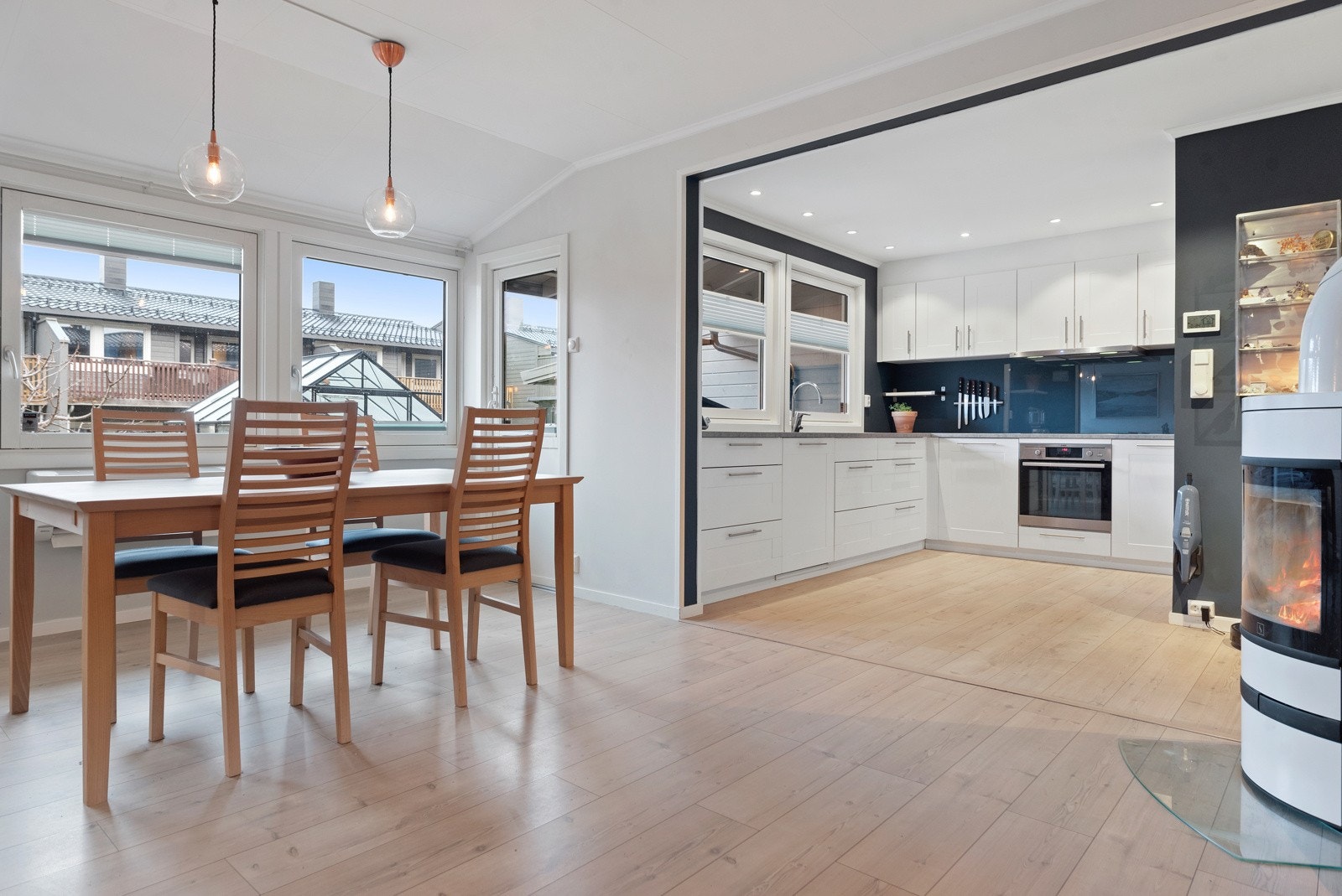 God plass til romslig spisebord. Galleribilde