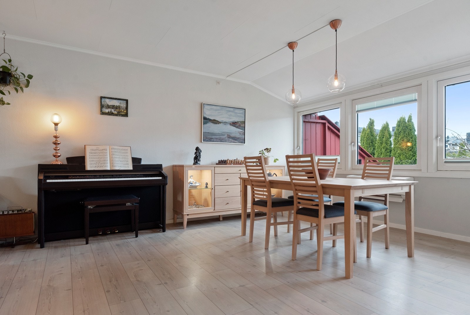 Stue/spisestue er ca. 28m² og utgang til terrasse/hage. Galleribilde