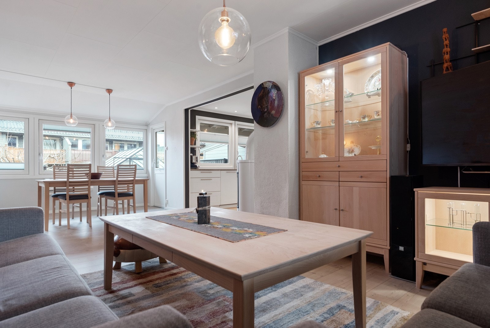 Luft til luft varmepumpe fra 2019 og vedfyring fra 2021 i hovedetasjen. Galleribilde