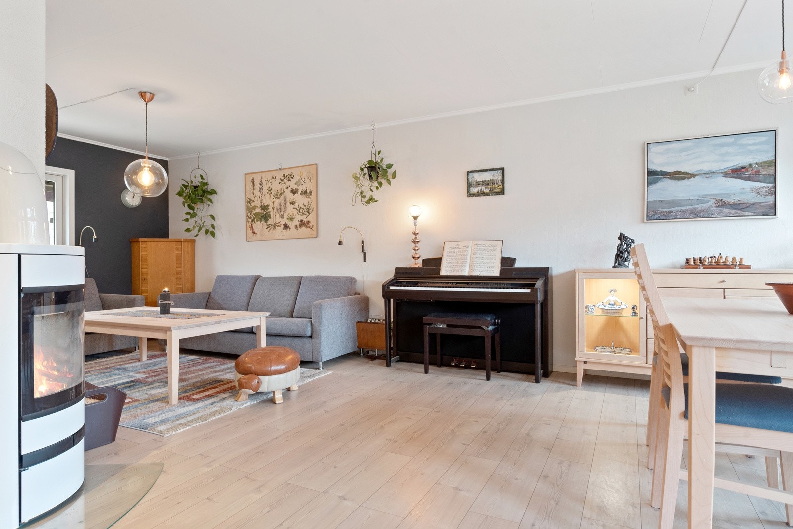 Store vindusflater sørger for godt med naturlig lysinnslipp og gjennomlysning. Galleribilde