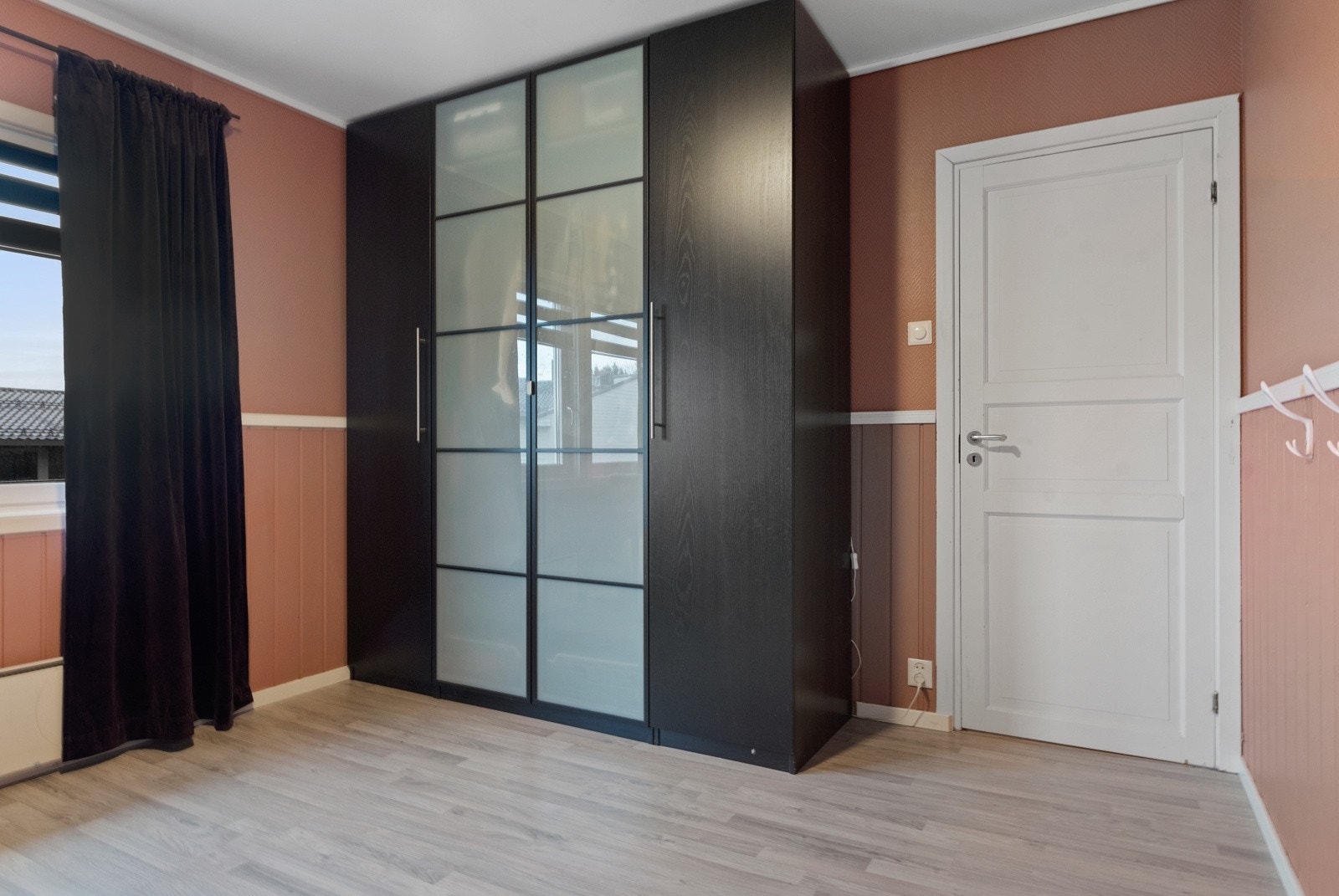 Garderobeskap medfølger i handelen. Galleribilde