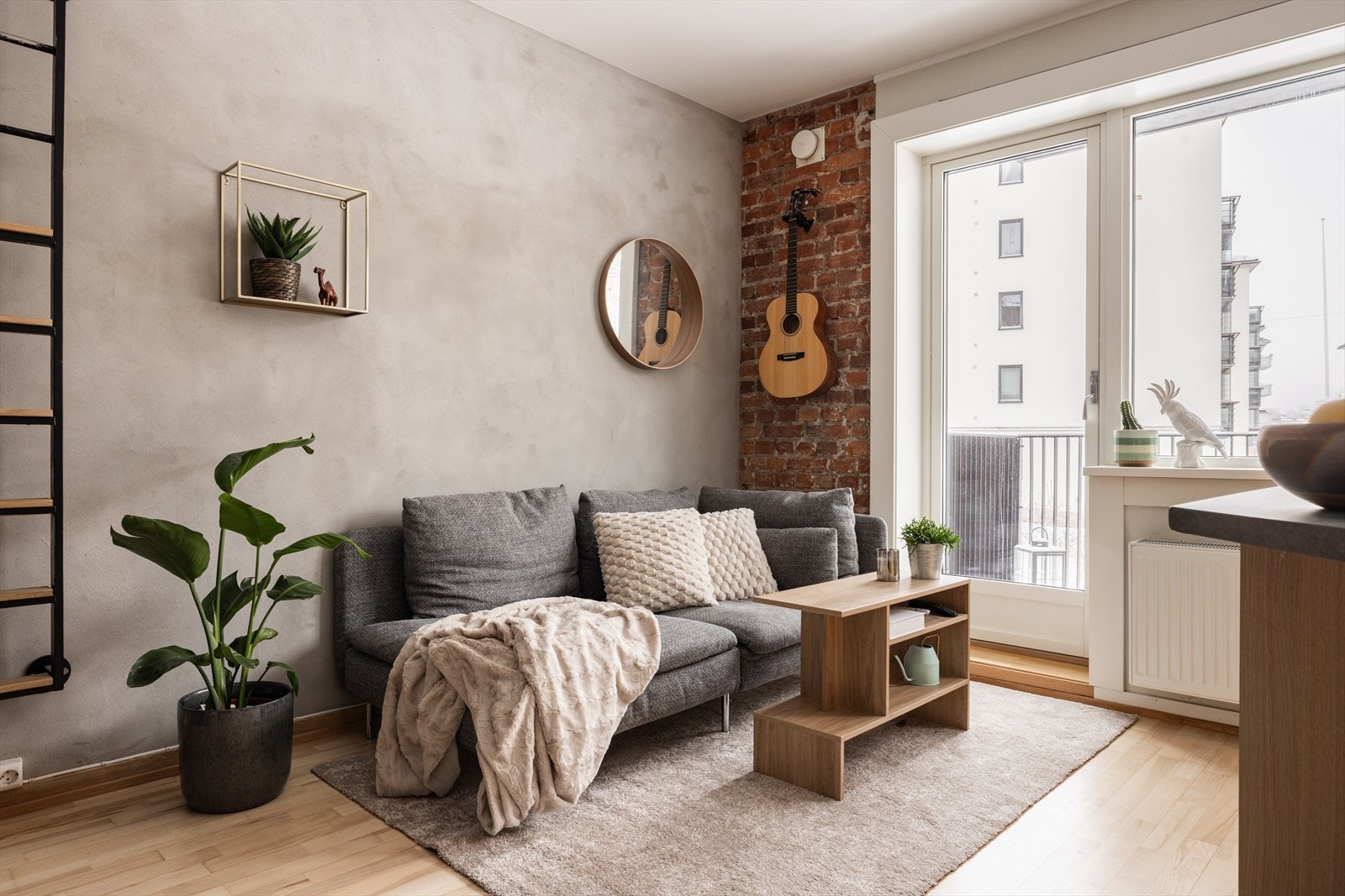 Hele leiligheten er malt i en delikat fargepalett i kombinasjon med stilig teglsteinsvegg Galleribilde