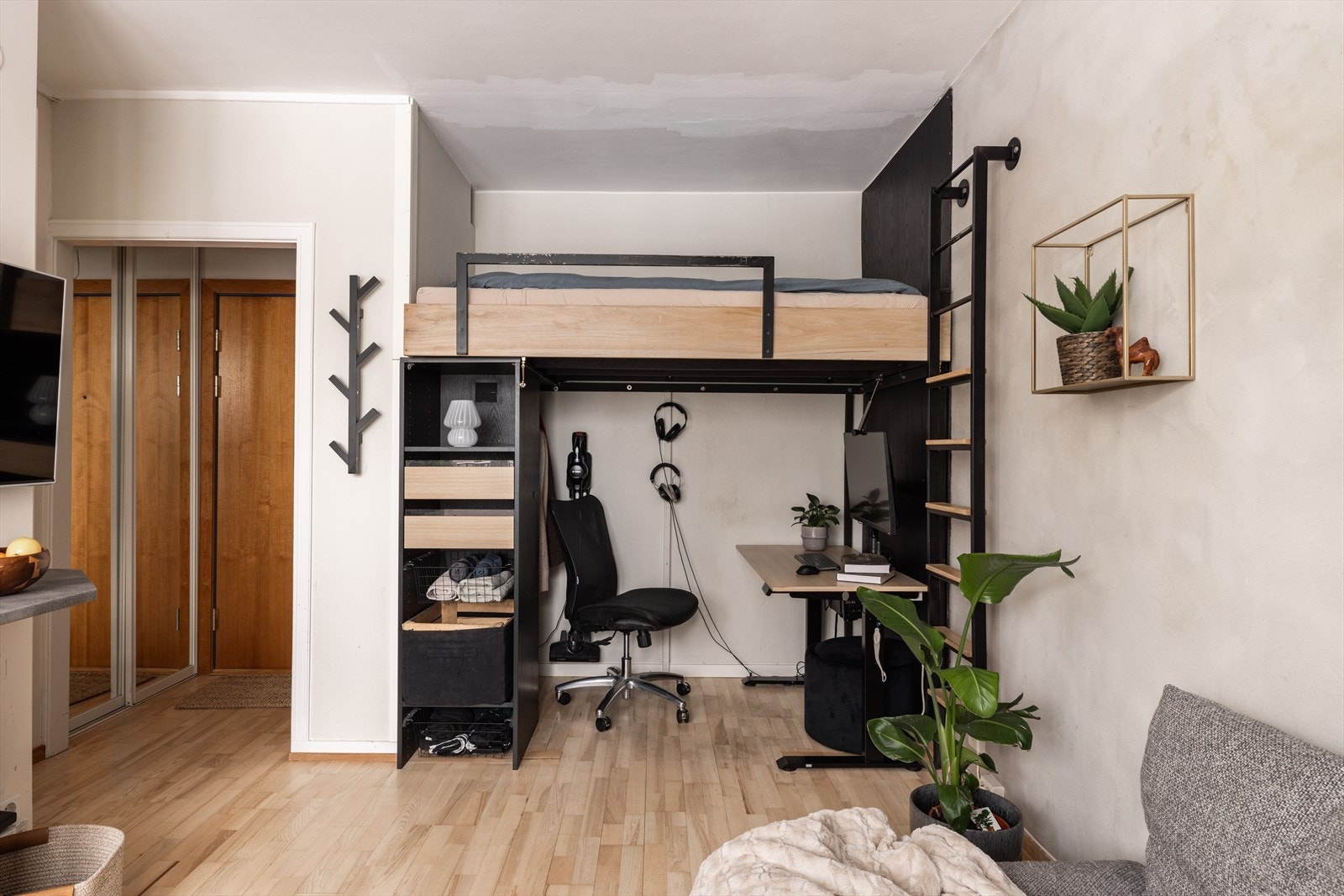 Det er montert praktiske skapløsninger under sengen for god oppbevaring Galleribilde