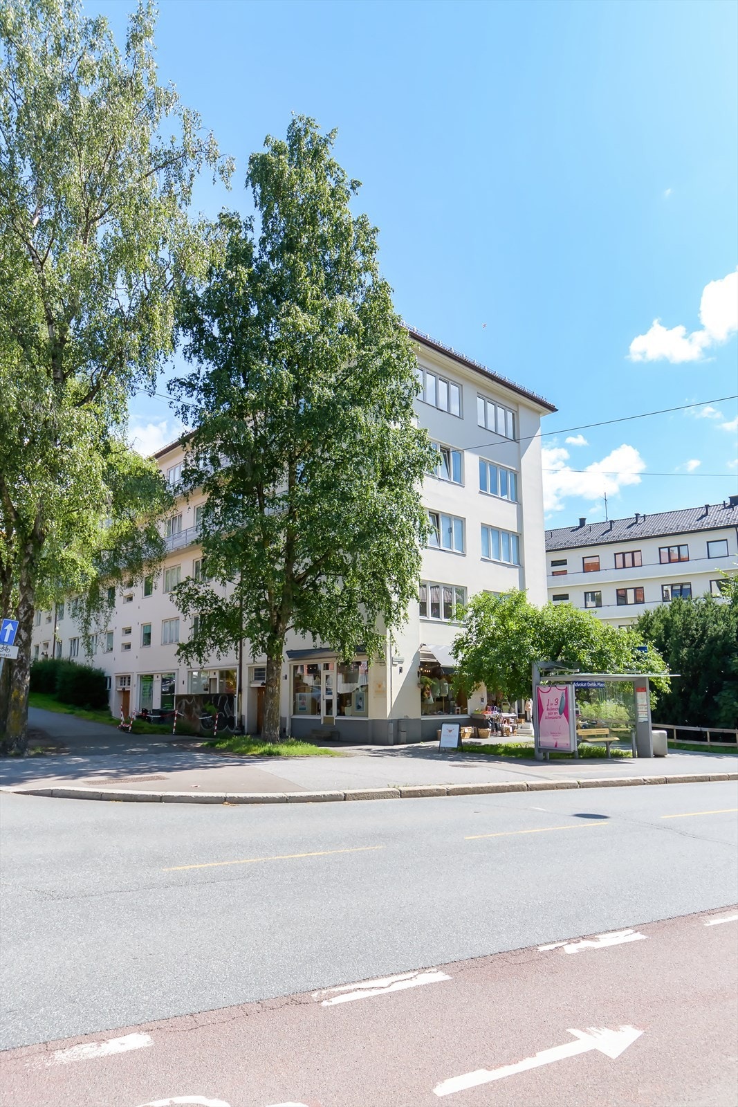 Gode kollektivmuligheter utenfor leiligheten med buss nr. 37 og 54 som tar deg til både sentrum og marka på cirka 20 minutter Galleribilde