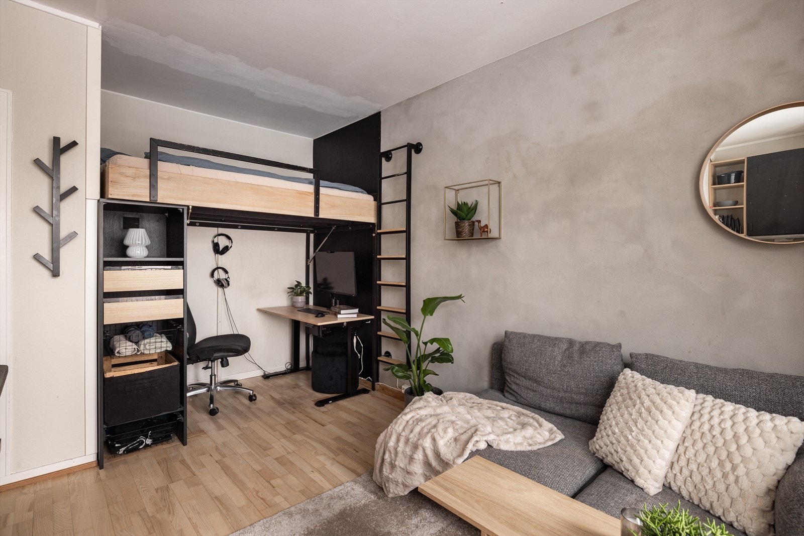 I egen sovealkove er det bygget praktisk hems med oppbevaring og plass for kontorpult eller annet under Galleribilde