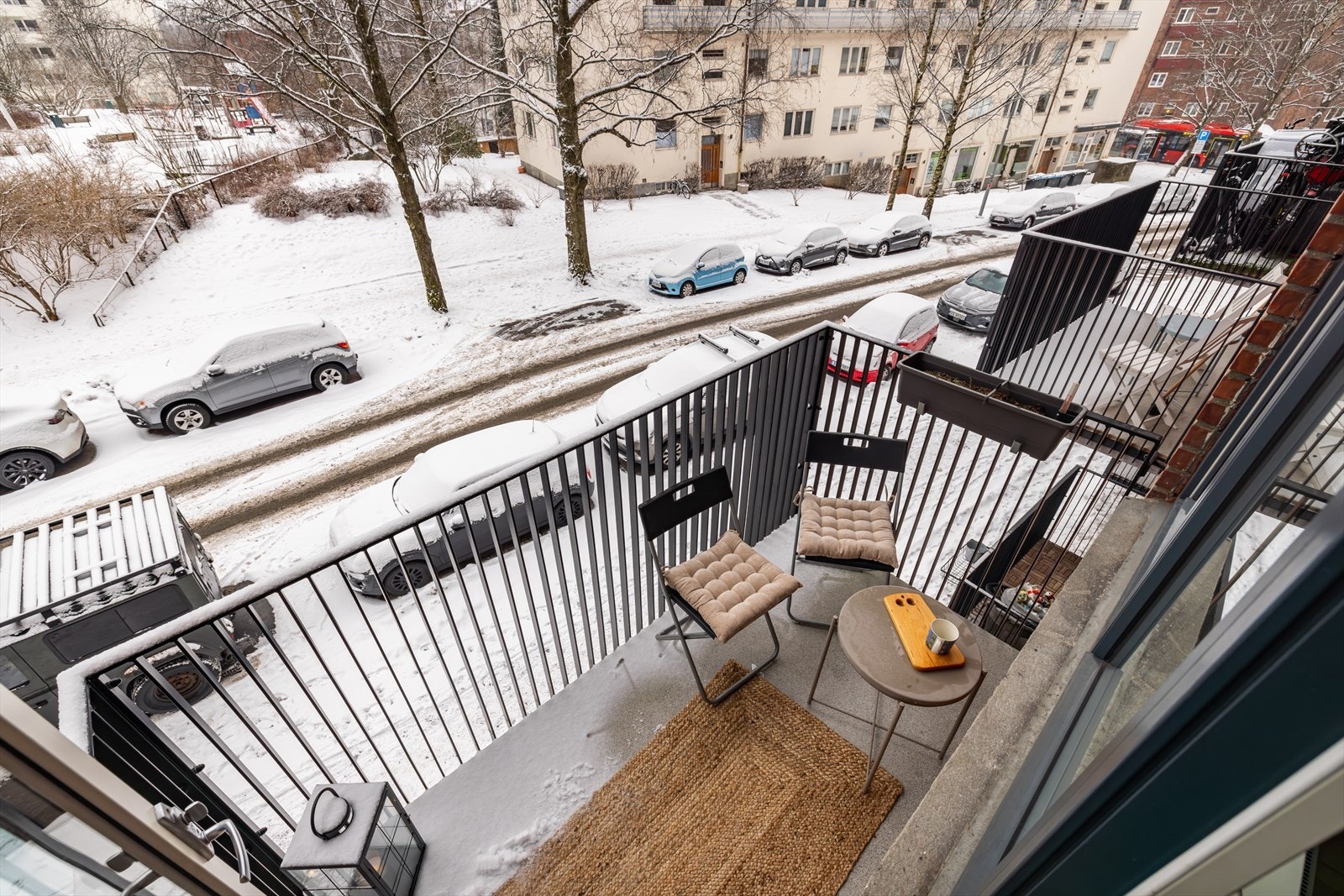 Her har du god plass for sittegruppe, grill og beplantning Galleribilde