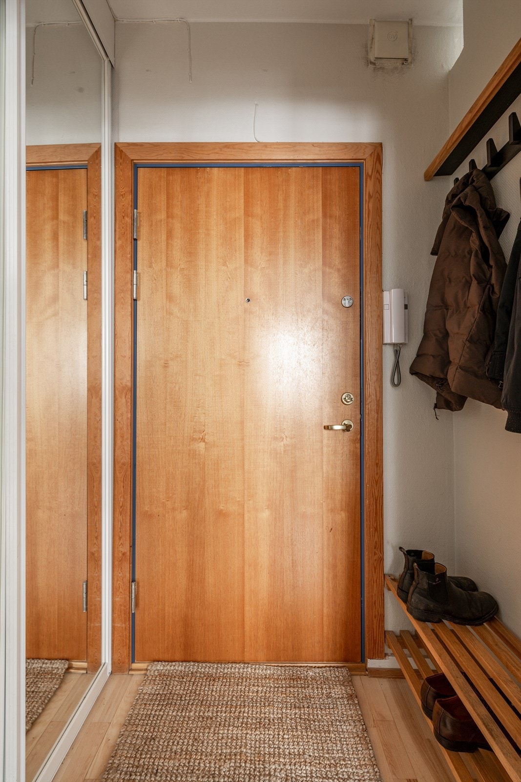 I entréen er det oppbevaringsplass i skyvedørsgarderobe med speilfronter Galleribilde