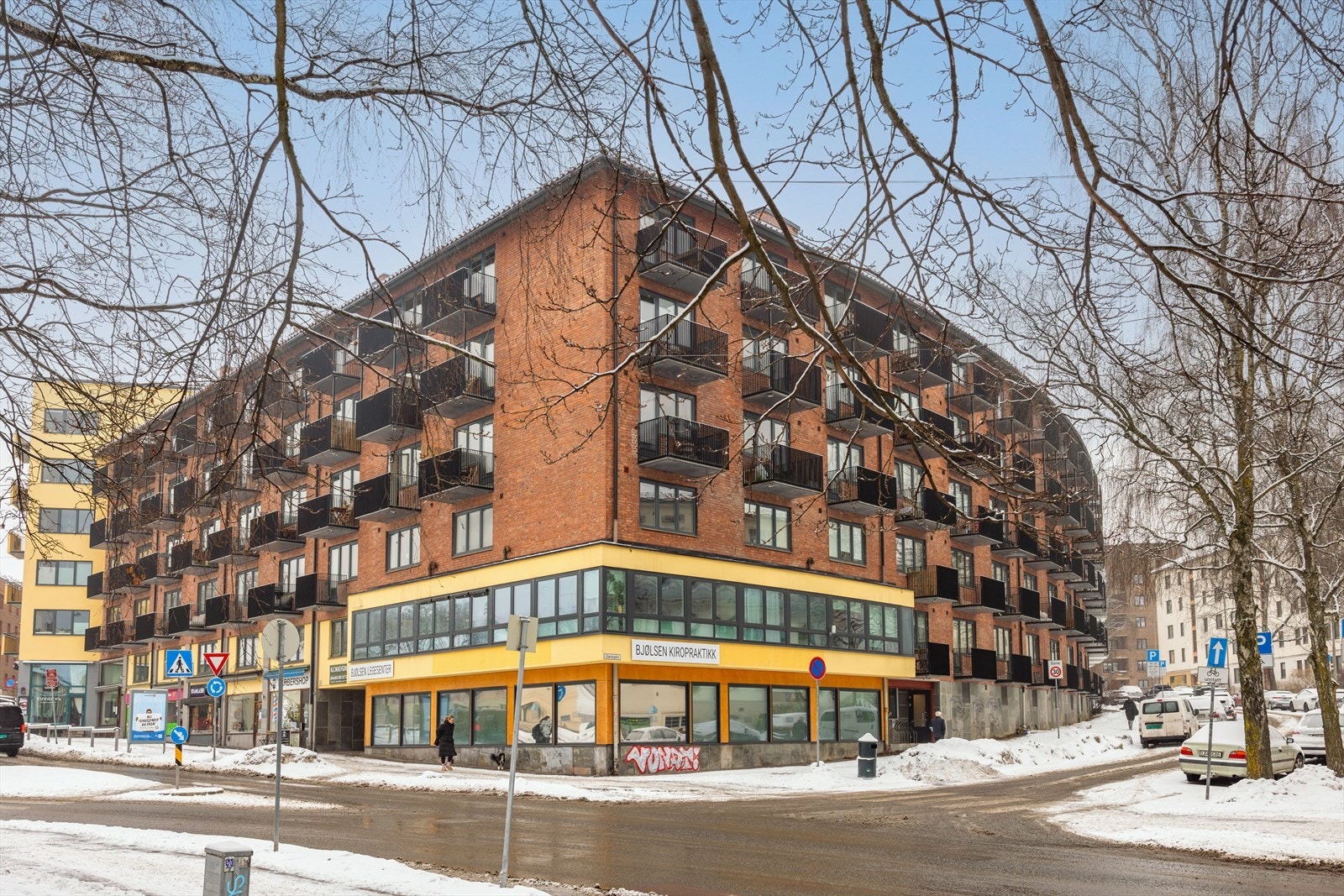 Borettslaget eier alle næringslokalene i bygningene, som gir en svært gode inntekter. Her finner du blant annet nabolagsrestauranten Tiffany´s, Pizza Pancetta, Synsam og Bjølsen Legesenter. Galleribilde