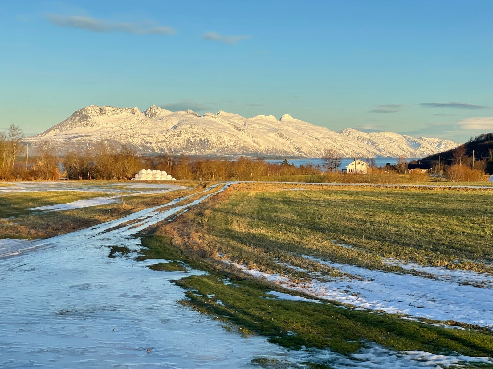 Flott utsikt mot Søstrene som bader i solen Galleribilde