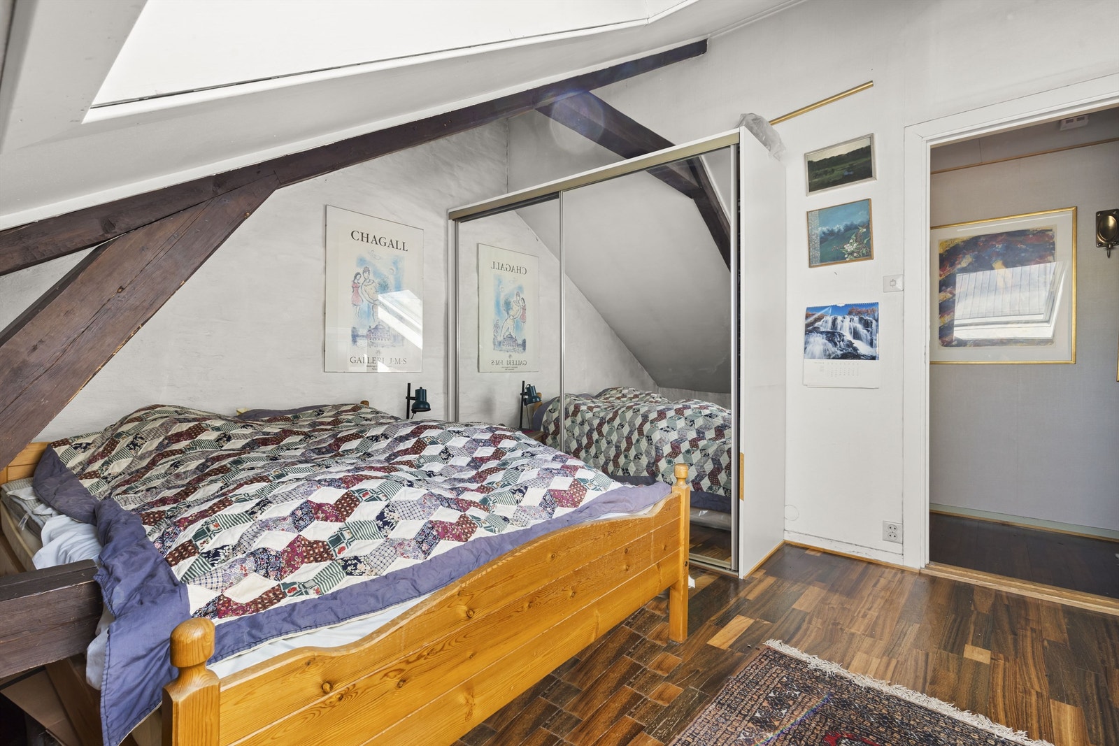 Rikelig med oppbevaringsplass i stor skyvedørsgarderobe. Galleribilde