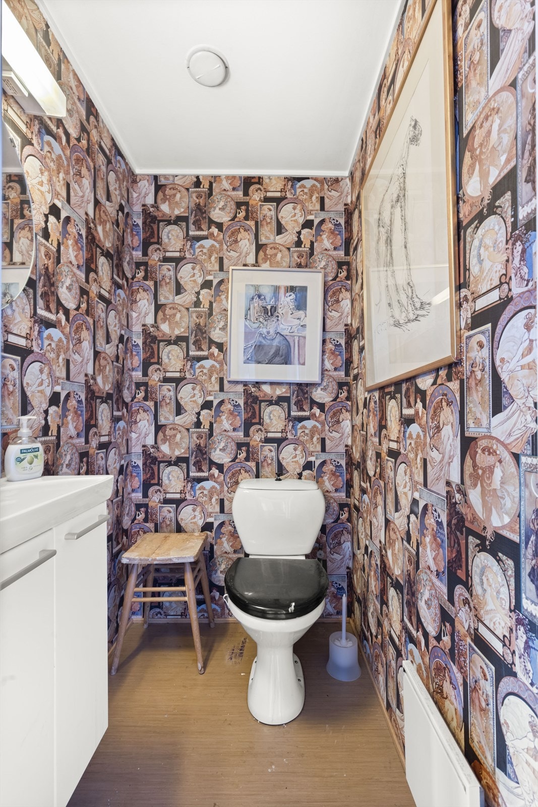 Leiligheten har også et praktisk separat gjeste-WC med toalett og underskap med porselenservant. Galleribilde