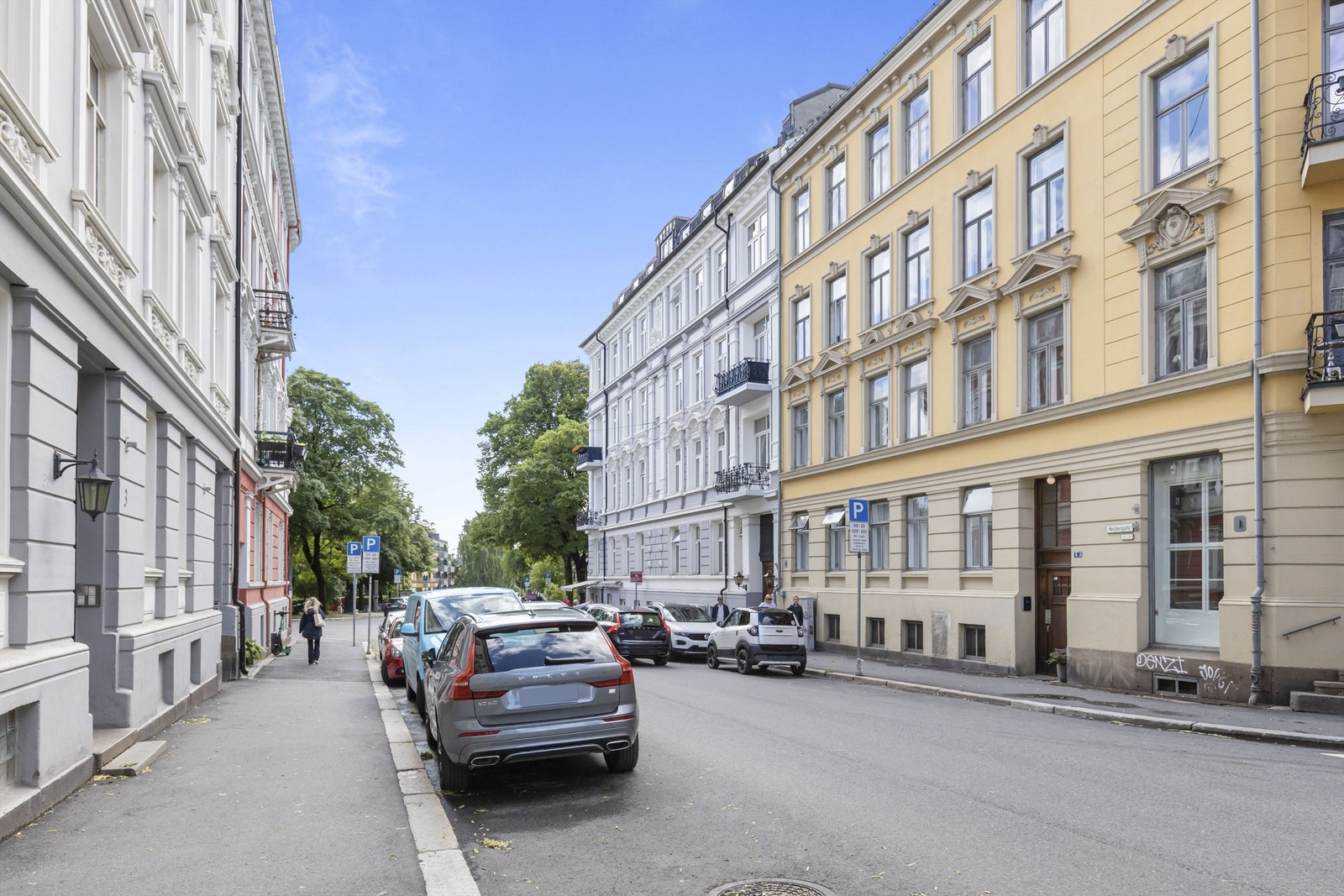 Leiligheten ligger i et av Oslos mest populære og veletablerte områder, bestående av pene og klassiske bygårder. Bogstadveien, Frognerparken og Vestkanttorget er leilighetens nærmeste nabo. Galleribilde